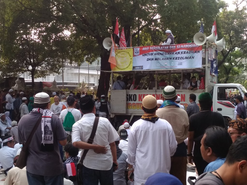 Lagu Ganti Presiden Bergema pada Aksi Massa di Depan MK